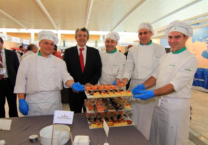 El Presidente De Paradores, Miguel Martínez, Con Chef De La Cadena