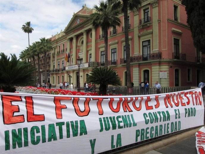 Una De Las Pancartas Desplegadas En La Plaza De La Glorieta