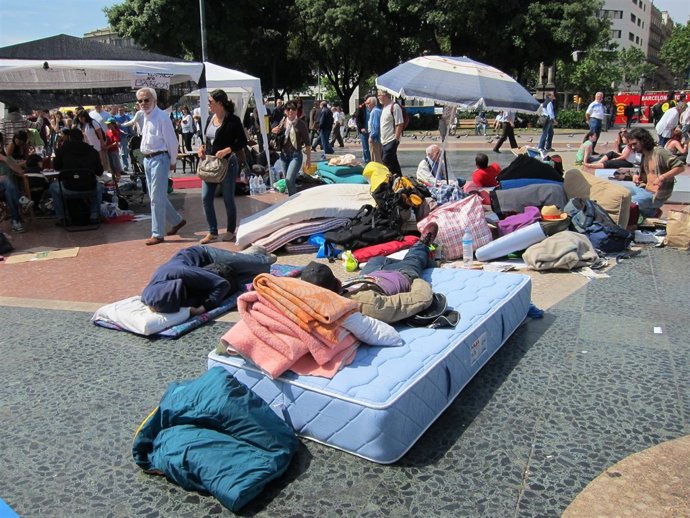 Amanecer De @Acampadabcn En La Plaza Catalunya