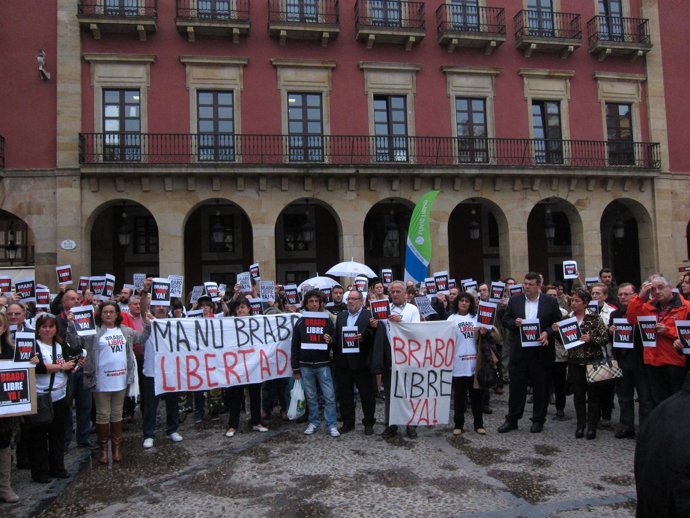 Concentración Por La Liberación De Manu Brabo 