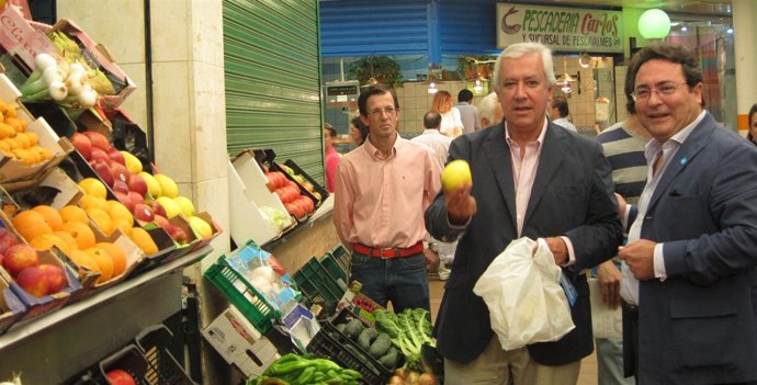 Arenas Compra Manzanas En El Mercado Municipal De Montequinto