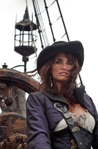 Penélope Cruz y Johnny Depp, dos piratas perdidos en mareas tediosas
