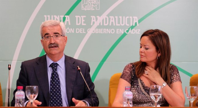 Jiménez Barrios Y Silvia López Presentando El Plan Infoca De Cádiz