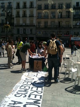 Recogida De Firmas Jóvenes 'Acampados'  Puerta Del Sol