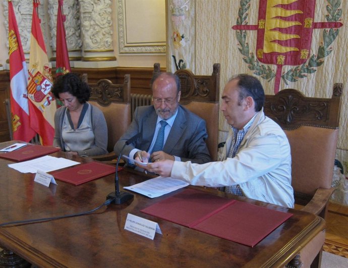 León De La Riva Y El Presidente De Los Comerciales Del Mercado Del Val