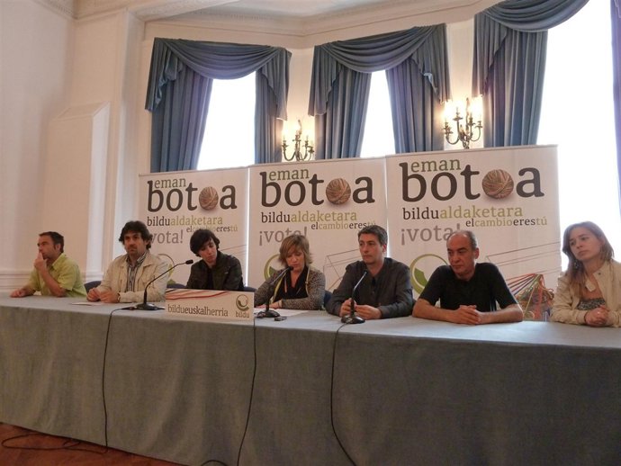 Representantes De Bildu En El Palacio De Miramar En San Sebastián