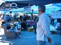 Cientos de turistas se acercan a la acampada para hacer fotos, intercambiar opiniones y conocer la protesta