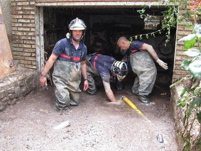 Bomberos Trabajan En Cañete De Las Torres (Córdoba) Ante Las Lluvias