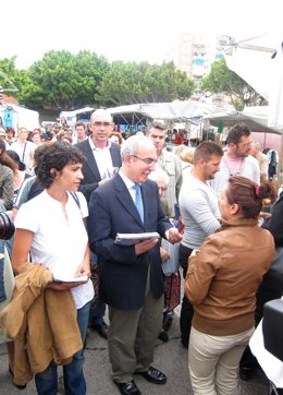 Morillas (Izqda.), Zorrilla (Al Fondo) Y Moreno Brenes, En El Mercadillo