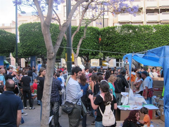 Acampada En La Plaza Juan Cassinello, Rebautizada Como 'Plaza Indignación'