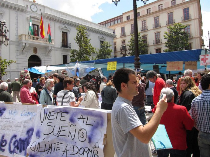 Jóvenes 'Indignados' En La Plaza Del Carmen