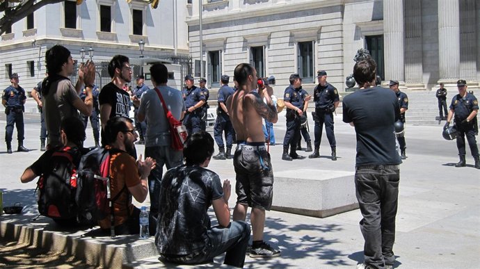 Jóvenes Del 15.-M Frente Al Congreso