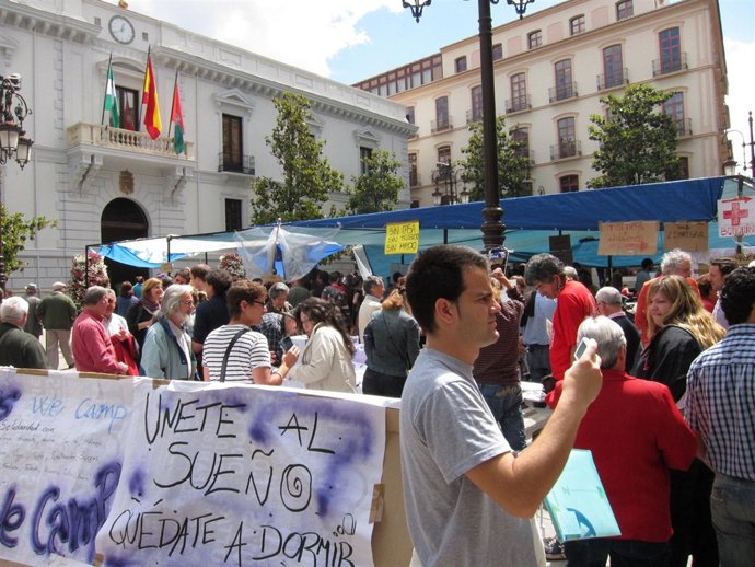 Jóvenes 'Indignados' En La Plaza Del Carmen