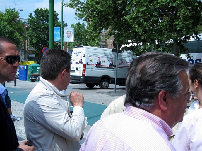 El Acto De Zoido Coincide Con Una Furgoneta De IU