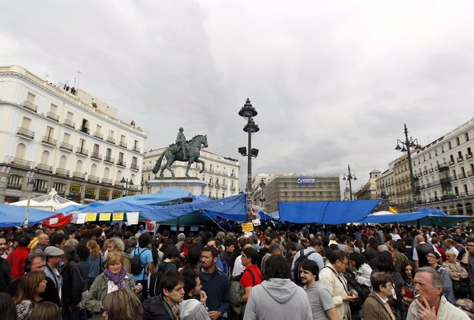 Imagen De La Acampada En La Puerta De Sol