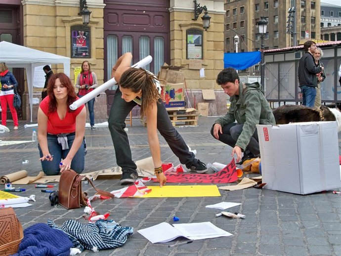 Jóvenes Del Movimiento 15M En La Plaza Arriga De Bilbao