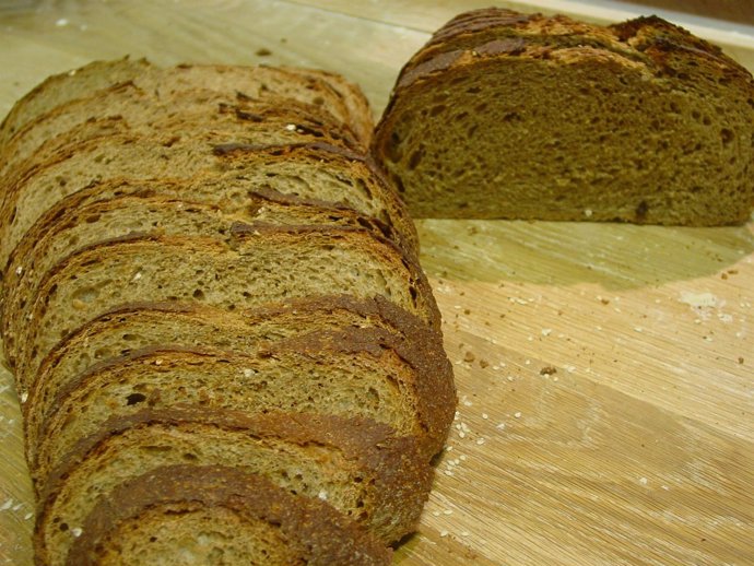 Rebanadas de pan de harina de trigo y malta
