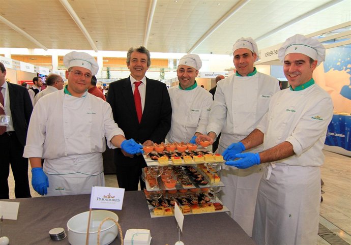 El Presidente De Paradores, Miguel Martínez, Con Chef De La Cadena