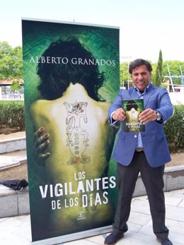 El Escritor Alberto Granados En La Promoción De 'Los Vigilantes De Los Días'