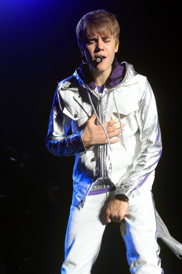 Justin Bieber Cantando Sobre El Escenario
