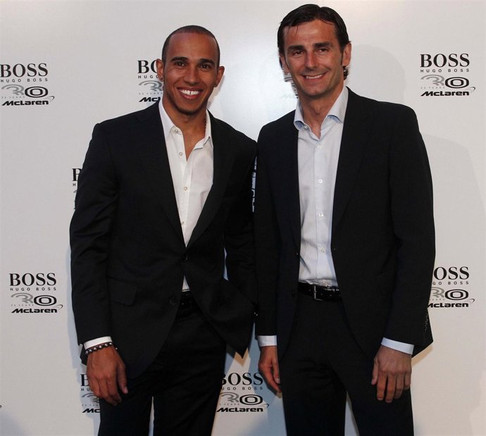 Los Pilotos Lewis Hamilton Y Pedro Martínez De La Rosa En Un Evento