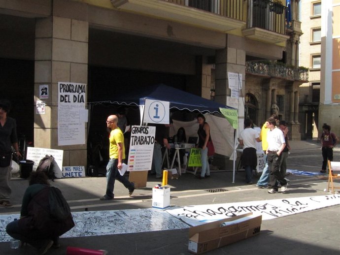 Concentrados En La Plaza Del Ayuntamiento De Pamplona Por Una Democracia Real.