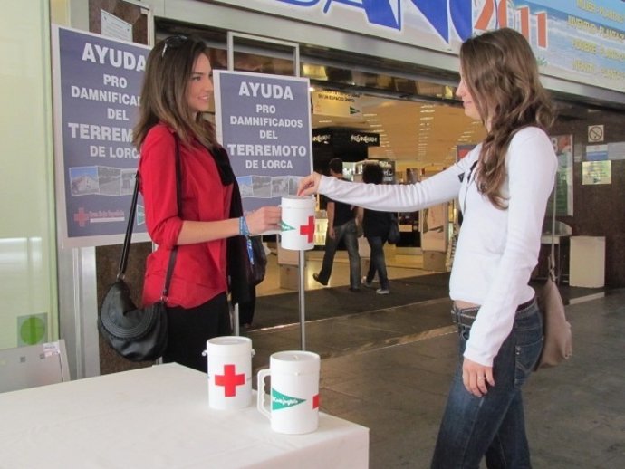 Cuestación De Cruz Roja Y El Corte Inglés