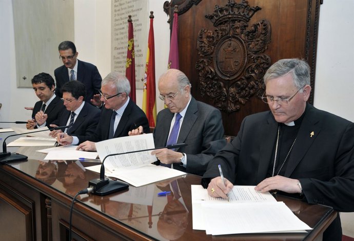 Firma Entre Obispado, Comunidad Y Cajamurcia Por Lorca          