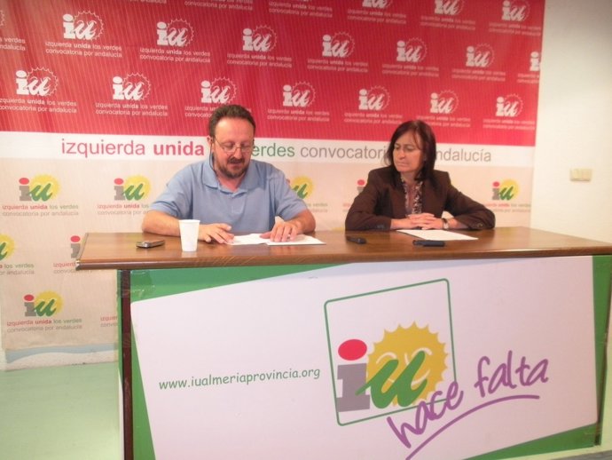 Rodrigo González Junto A Rosalía Martínm En La Sede De IU