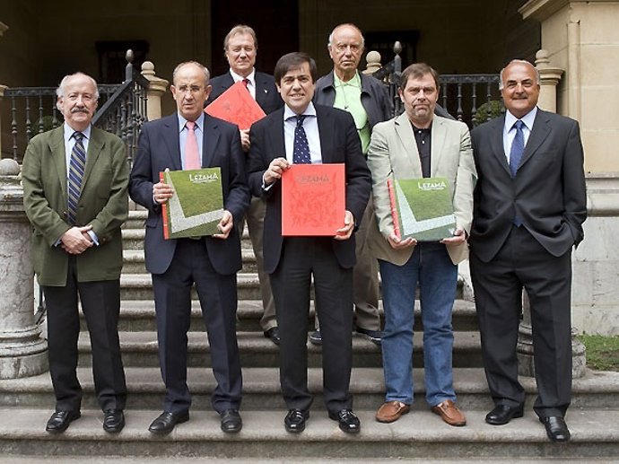 Irureta, Macua Y Latxaga Posan Con El Libro 'Lezama, El Corazón Del Athletic'