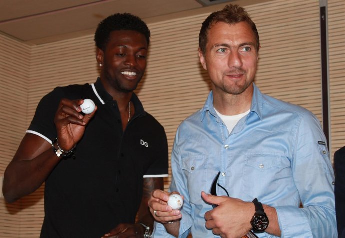 Adebayor con Dudek 