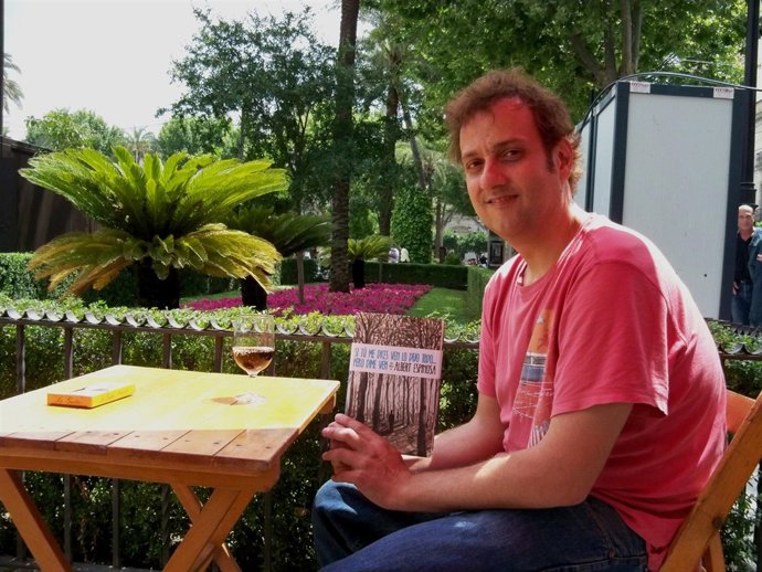 El Escritor Albert Espinosa En La Feria Del Libro