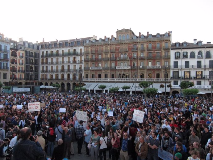 Cientos De Personas Concentradas En Pamplona Por "Una Democracia Real"