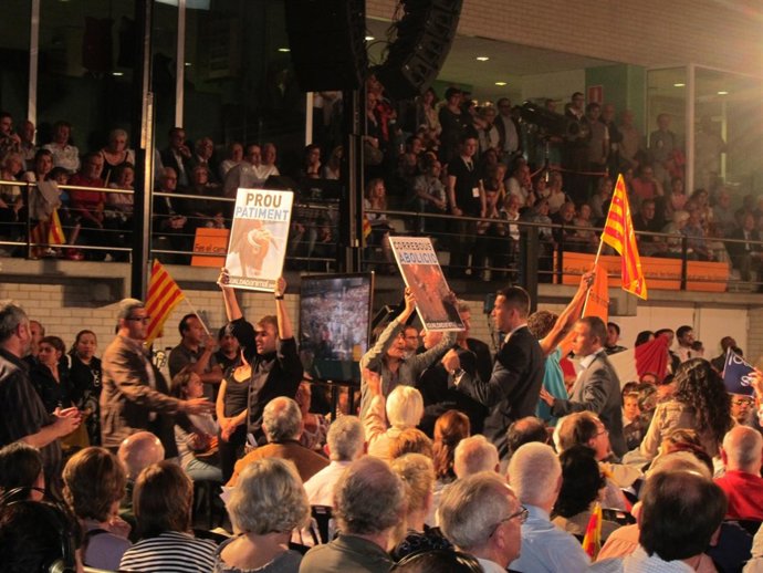 Activistas Anti 'Correbous' Interrumpen Un Mitin De Ciu