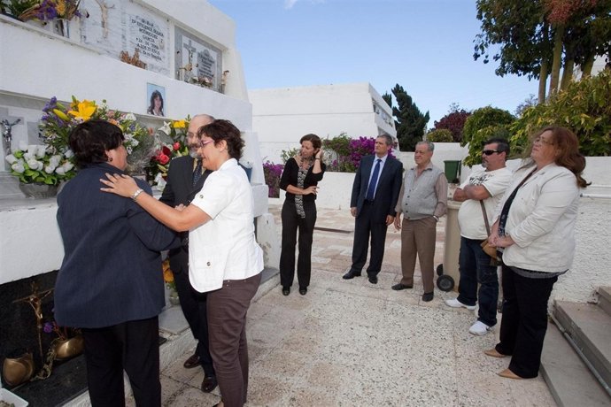 Trabajadores De Titsa Recuerdan A Isabel Canino En El Primer Aniversario De Su M
