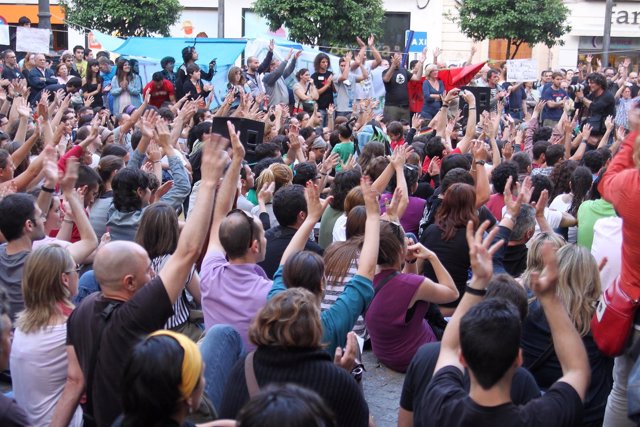 Concentración De Personas Del Movimiento 15M En Cádiz