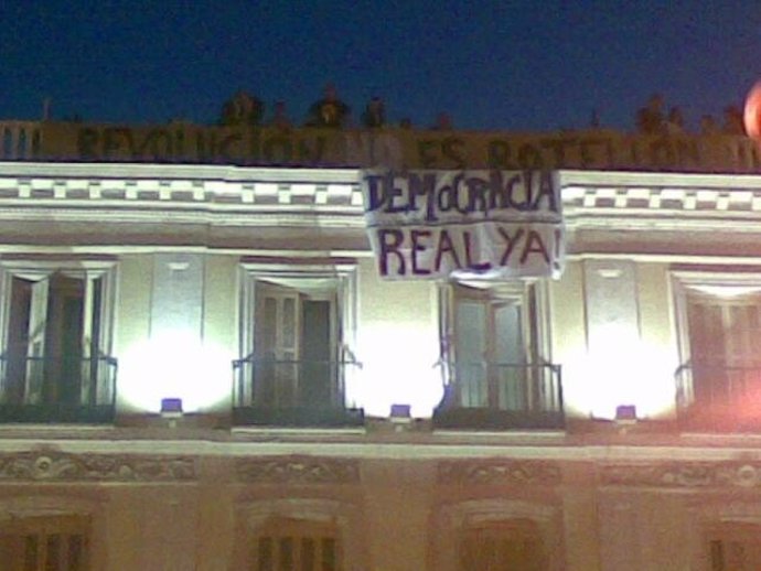 Pancartas Colgadas En El Edificio De La Mallorquina