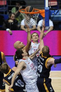 El Caja Laboral sufre para anotarse el primer punto