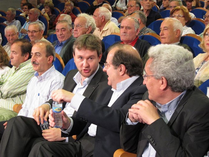 Herrera, Flanqueado Por Lacalle (I) Y Aparicio.