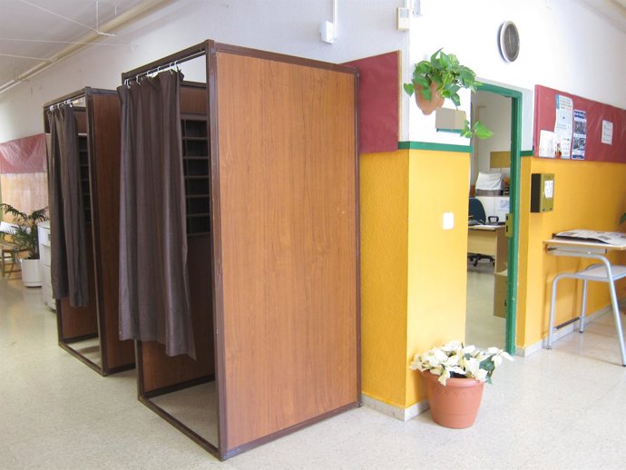 Cabinas Preparadas En Un Colegio Electoral