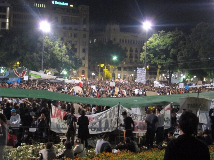 Acampada En La Plaza De Catalunya En La Noche Del Viernes 20 Al Sábado 21