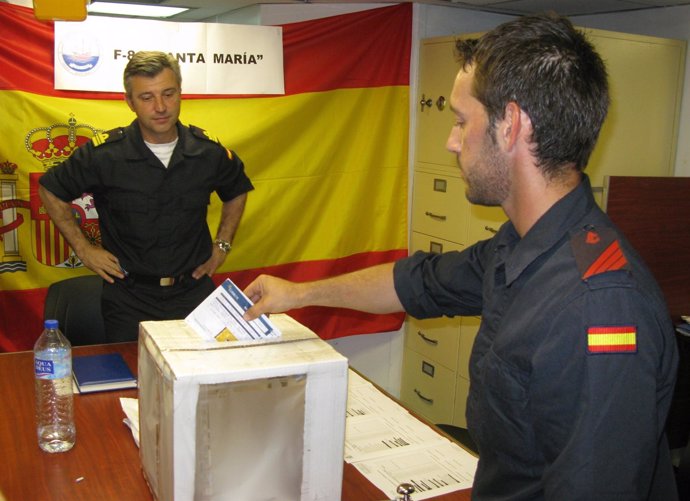 Militar Español En Misión Internacional Ejerciendo Su Derecho Al Voto