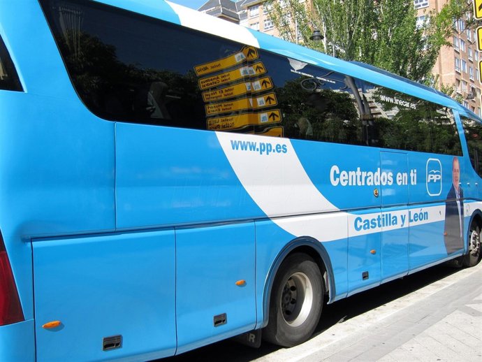 Autobús De La Caravana Del PP En Castilla Y León