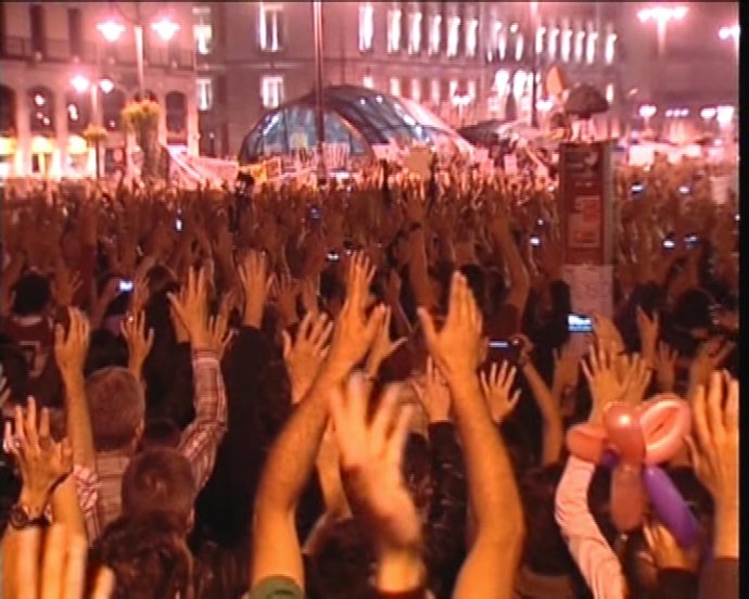 Miles de personas hacen un 'grito mudo' en Sol para iniciar la jornada de reflex