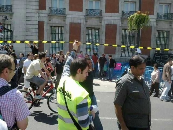 'Acampados Hacen De 'Agentes De Movilidad'