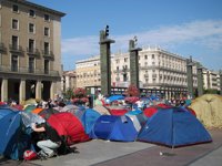 Los miembros del movimiento en Zaragoza organizan una guardería, aparcamiento para bicicletas y una biblioteca