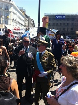 Un Rey Ficticio Rodeado De Banqueros Visita A Los Acampados