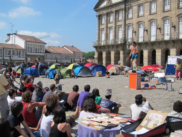 Espectáculo Circense De Los 'Indignados' Gallegos En La Praza Do Obradoiro