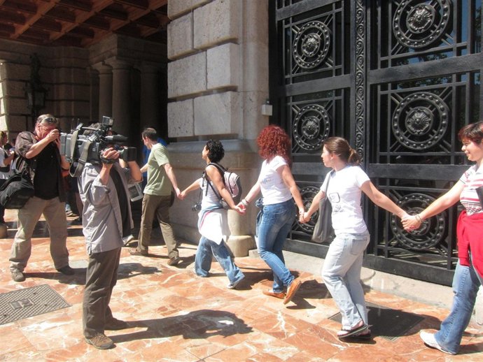 Asistentes A La Cadena Humana