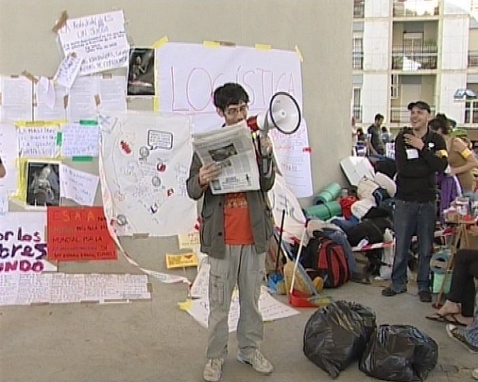 Un Manifestante En La Encarnación Lee Un Manifiesto